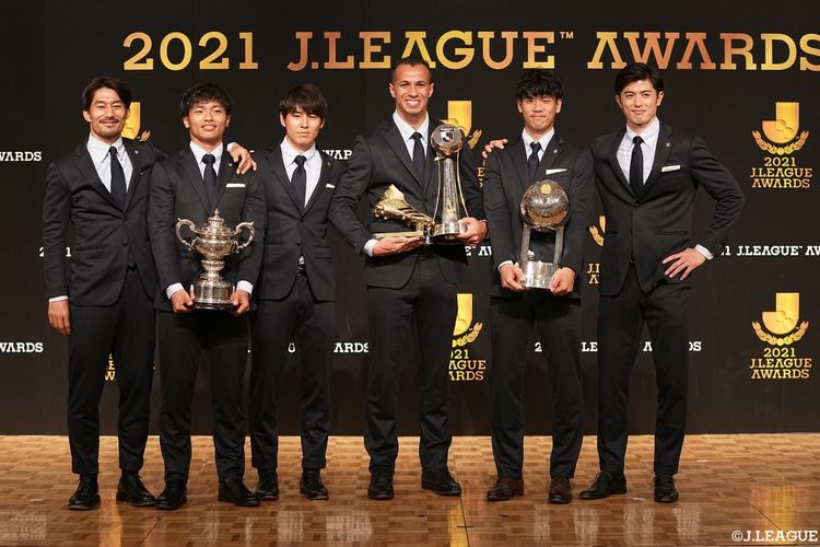 J League Award: Untuk J League musim 2021, gelar MVP alias Pemain Terbaik diraih Leandro Damiao dari Kawasaki Frontale. 