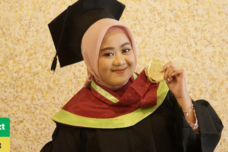 Salah satu wisudawan UM Surabaya, Alifia Mazaya Aliya Nugroho menyelesaikan studi Pendidikan Dokter dan menyusul kedua orangtuanya menjadi dokter.