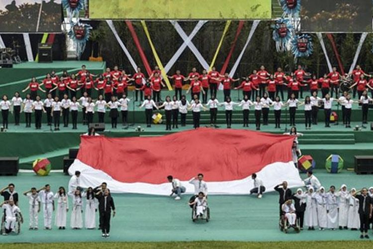 Penari membentangkan bendera merah putih raksasa saat penutupan Peparnas XV di Stadion Siliwangi, Bandung, Jawa Barat, Senin (24/10/2016). Peparnas XV 2016 resmi ditutup dan Jawa Barat menjadi juara umum dengan 178 medali emas, 104 perak dan 74 perunggu.
