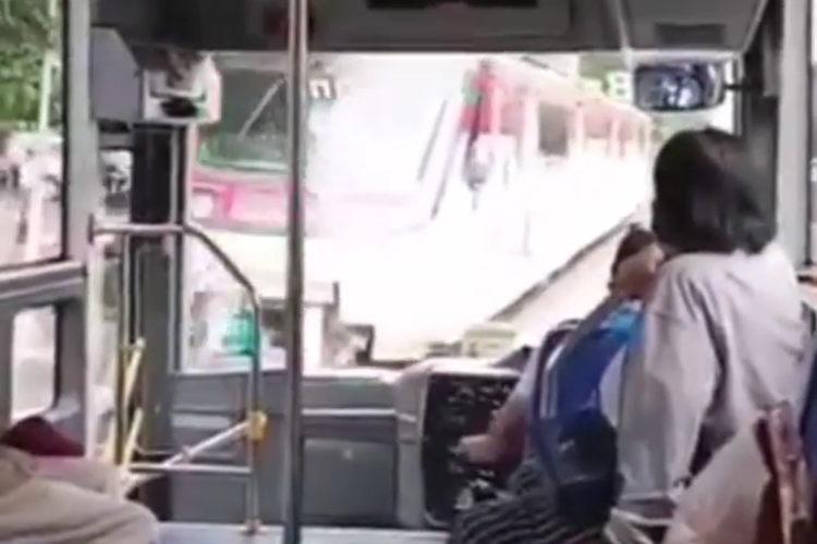 Viral video detik-detik kereta serempetan dengan bus