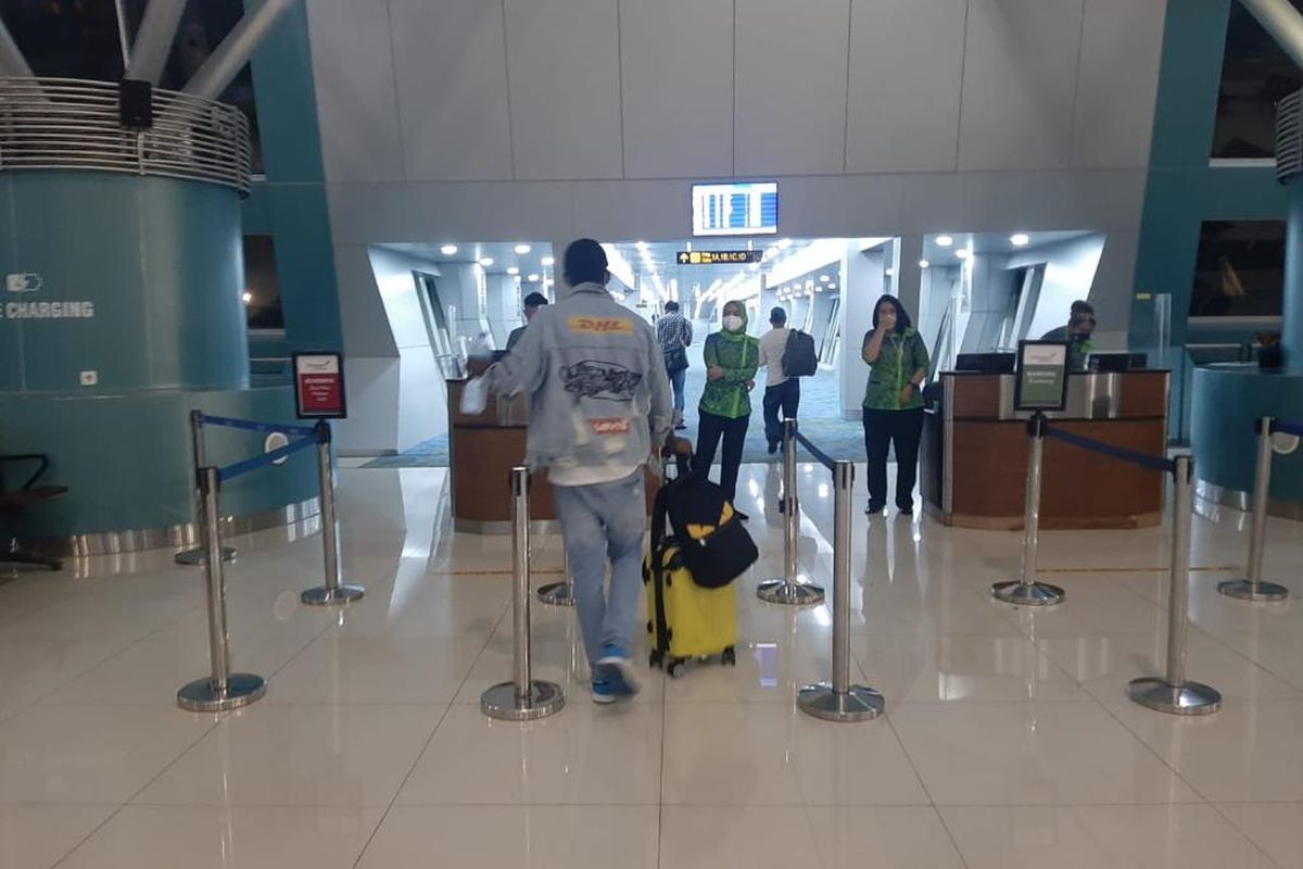 EEA, (30), WNA asal Nigeria saat dideportasi melalui Bandara Internasional Soekarno-Hatta, Tangerang, Banten, pada Selasa (2/8/2022). /Dok. Humas Kanwil Kemenkumham Bali