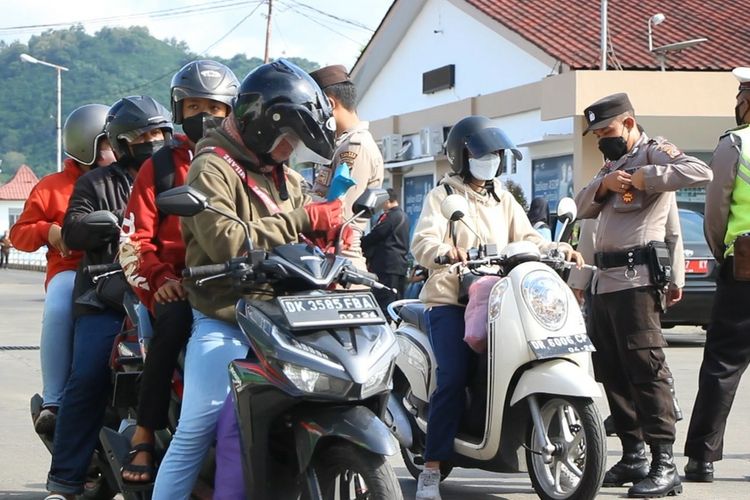 Aparat kepolisian memeriksa kelengkapan dokumen pemudik,di pintu kedatangan Pelabuhan Lembar, Lombok Barat, Kamis sore (28/4/2022). Pemeriksaan mulai dari kelengkapan vaksinasi hingga kelengkapan surat surat kendaraan bermotor pemudik.