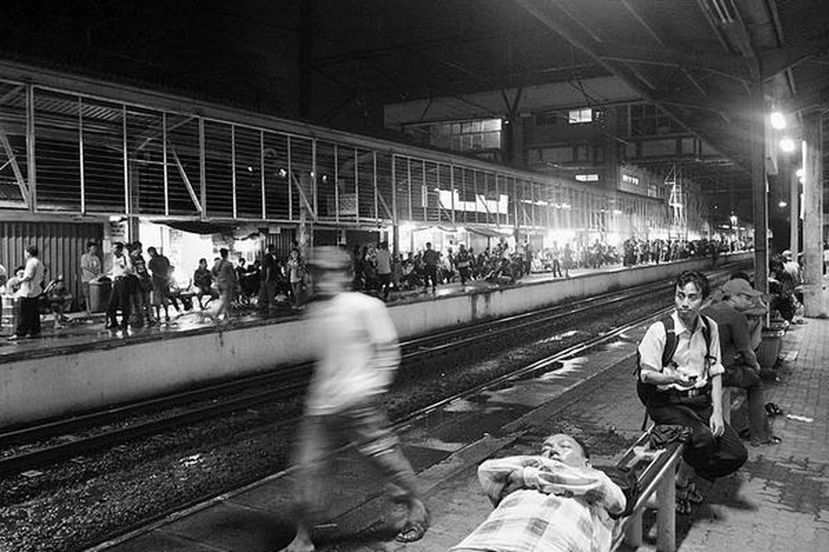 Calon penumpang antre di Stasiun Depok Baru, Kota Depok, Jawa Barat, Senin (25/10) malam. Antrean penumpang ini terjadi karena pantograf, rangkaian besi yang mengalirkan listrik di atas gerbong, Kereta Rel Listrik (KRL) 644 Ekonomi putus menjelang Stasiun Depok Baru dari arah Jakarta. Kejadian itu menyebabkan jadwal kedatangan dan keberangkatan telat satu jam hingga dua jam.