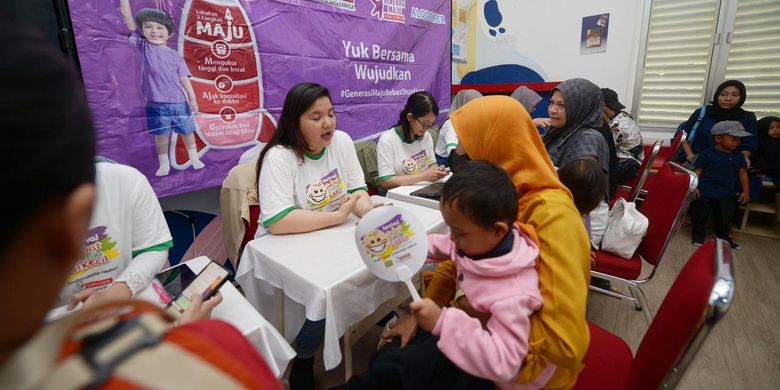 Pemeriksaan tumbuh kembang anak di Festival Sehat Ceria si Kecil yang diadakan Sarihusada dan jaringan apotek K-24 di Taman Pintar, Yogyakarta (26/10/2025).