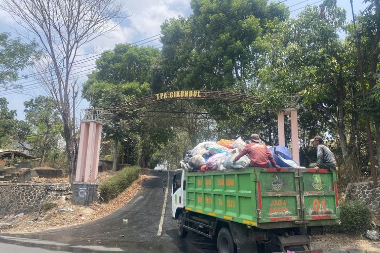 24 Jam Sudah Kebakaran Landa TPA Cikundul Kota Sukabumi, Total 2,3 Hektare Terbakar 