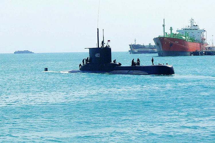 Kapal selam KRI Nanggala-402 bertolak dari Pelabuhan Indah Kiat, Cilegon, Banten, Sabtu (6/9/2014). Kegiatan itu bagian dari penyematan brevet kehormatan Hiu Kencana kepada Menteri Koordinator Perekonomian Chairul Tanjung, Menteri Pendidikan dan Kebudayaan Mohammad Nuh, Menteri Pariwisata dan Ekonomi Kreatif Mari Elka Pangestu, dan Menteri Perencanaan Pembangunan Nasional/Kepala Bappenas Armida S Alisjahbana.