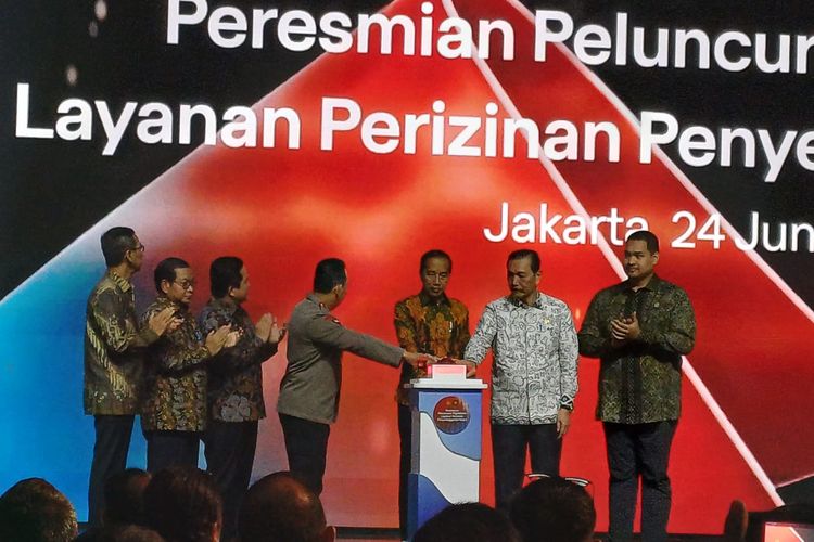 Presiden Joko Widodo (Jokowi) dan Kapolri Jenderal Listyo Sigit Prabowo meresmikan pelayanan digitial perizinan event di The Tribrata Darmawangsa, Jakarta, Senin (24/6/2024).