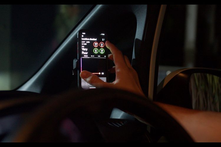 Bima Aryo memantau kualitas udara pada mobil melalui App Dyson Air Quality