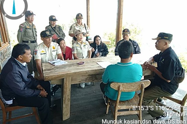 Kepala UPTD KPH Bali Timur, Made Maha Widyartha, saat mengecek keberadaan bangunan di Kawasan Hutan Suter, Rabu (8/10/2025). 
