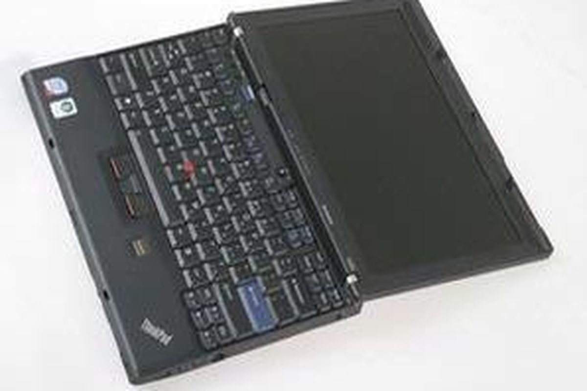 Layarnya bisa ditidurkan sampai 180 derajat, memudahkan pengguna yang perlu mengkoneksikannya ke proyektor. 