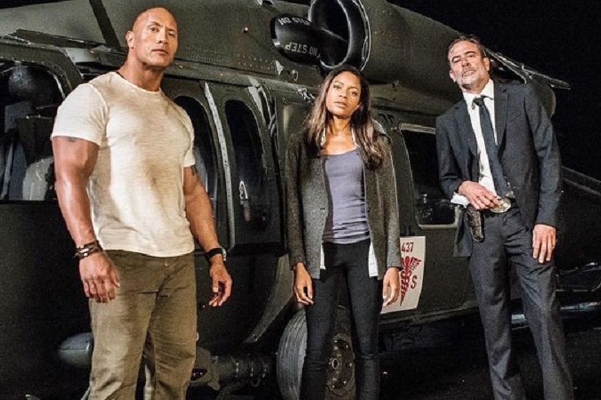 Dwayne Johnson, Naomie Harris, dan Jeffrey Dean Morgan (dari kiri ke kanan) main dalam film Rampage.