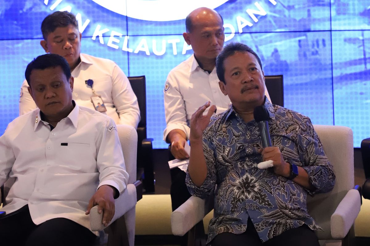 Menteri Kelautan dan Perikanan (Menteri KP) Sakti Wahyu Trenggono dalam
konferensi pers Outlook dan Program Prioritas Sektor Kelautan dan Perikanan 2024 di
Ruang Command Center Kementerian KP, Jakarta Pusat, Rabu (10/1/2024).