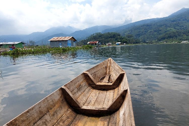 Pemandangan dari tengah Rawa Pening memanjakan wisatawan yang naik perahu wisata