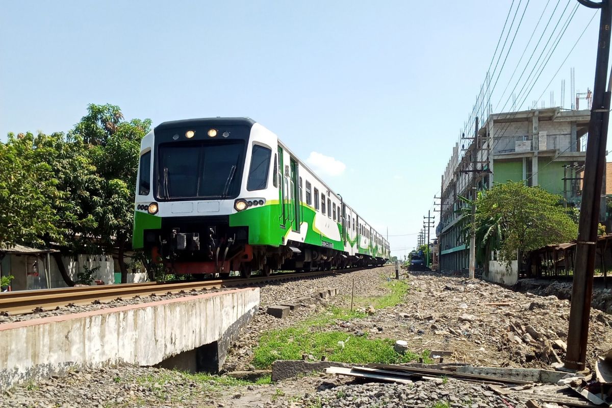  Kereta Api Commuter Line (CL) Jenggala.