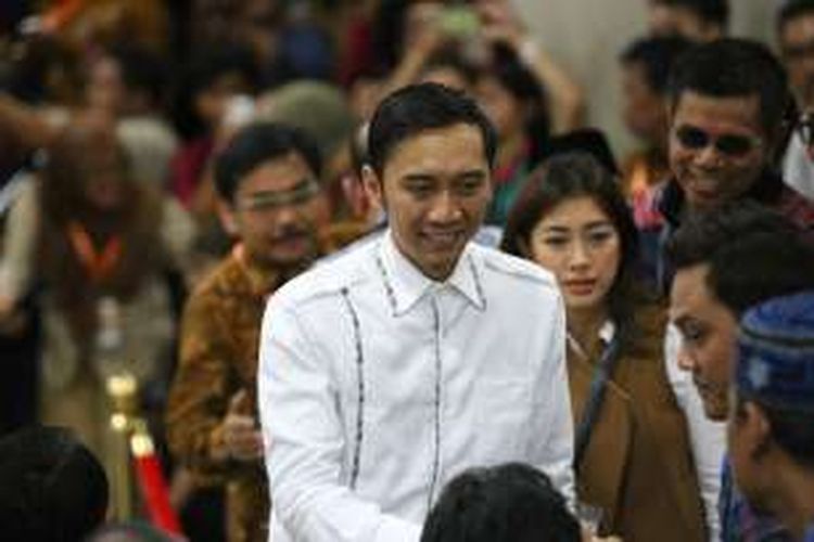 Ibas mengantar Agus Harimurti Yudhoyono dan Sylviana Murni saat mendaftar di KPU DKI Jakarta, Jumat (23/9/2016). Agus dan Sylviana resmi mendaftarkan diri sebagai pasangan bakal cagub dan cawagub Pilkada DKI Jakarta, setelah diusung oleh empat partai yakni Demokrat, PKB, PPP, PAN.