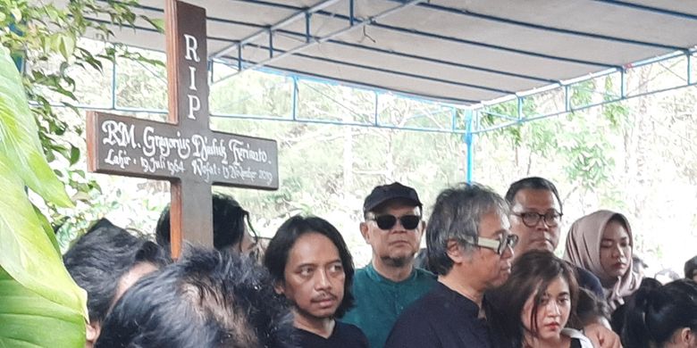 Gitaris band Gigi Dewa Budjana saat hadir di pemakaman Djaduk Ferianto. Dewa Budjana berdiri disamping kakak Djaduk Ferianto, Butet Kartaredjasa