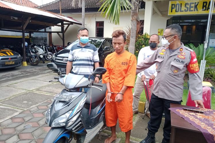 Pelaku pencurian sepeda motor milik mantan pacarnya, Komang Indra Putra alias Kalik (39), saat digiring polisi.