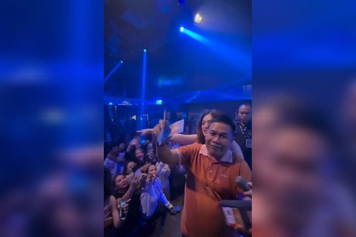 Seorang pria berwarna oranye diduga kepala desa k Karangsari Kecamatan Weru Kabupaten Cirebon sedang sawer di samping Natalie Holcher di salah satu tempat hiburan malam. tangkapp layar dan video ini viral di media sosial hingga Kamis (12/6/2025) pagi.