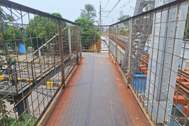 Minta JPO Kampung Bandan Direvitalisasi, Warga: Licin dan Tak Aman Saat Hujan