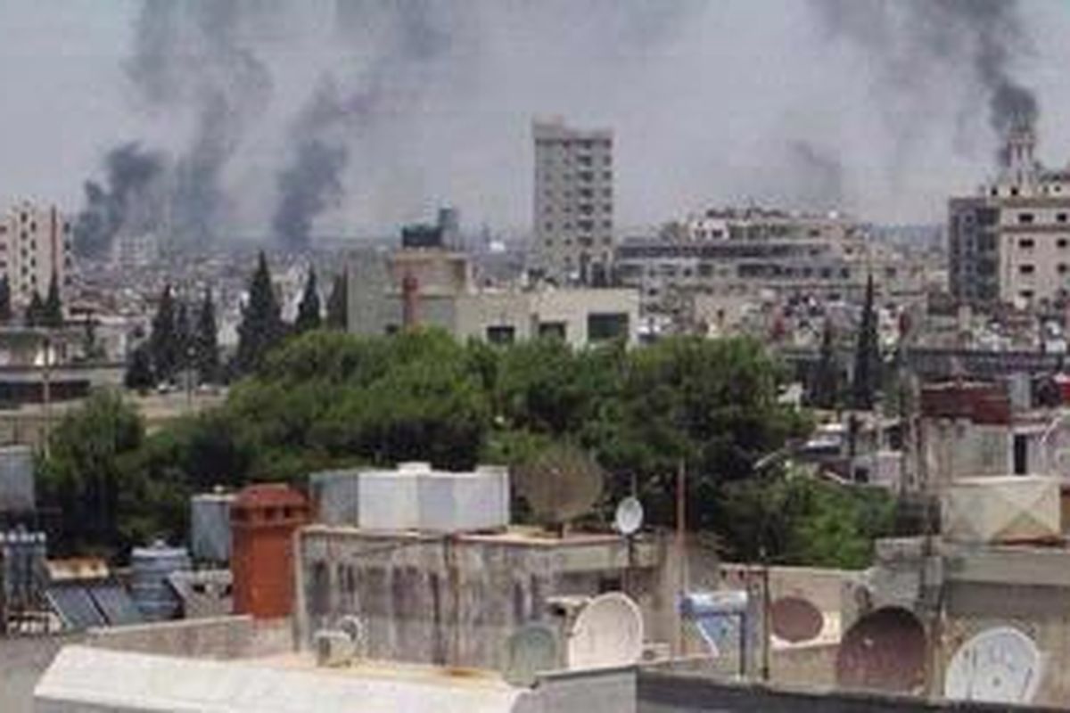 Foto yang dirilis PBB menunjukkan kepulan asap terlihat di kawasan permukiman di Talbisah di kota Homs, pada 9 Juni 2012. Laporan Pemantau Hak Asasi Manusia Suriah mengatakan, total korban tewas dalam pemberontakan terhadap rezim Presiden Bashar al-Assad telah melebihi 14.000 orang. Sebagian besar di antaranya adalah warga sipil.