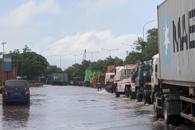 Jalan Cakung-Cilincing (Cacing) Raya, Cilincing, Jakarta Utara siang ini, Senin (24/2/2020) masih tenggelam oleh banjir.