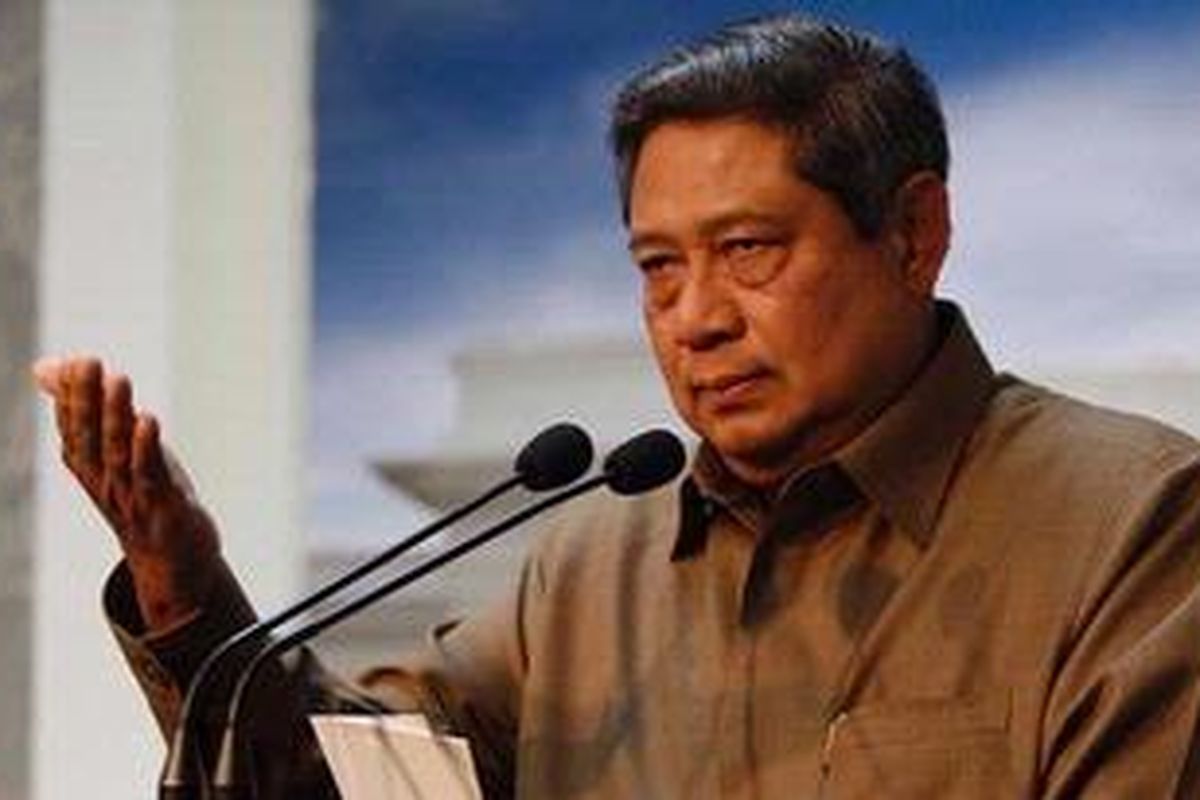 Presiden Susilo Bambang Yudhoyono saat memberikan pernyataan pers terkait pengunduran diri Menteri Keuangan Sri Mulyani di kantor Presiden, Jakarta, Rabu (5/5/2010). 