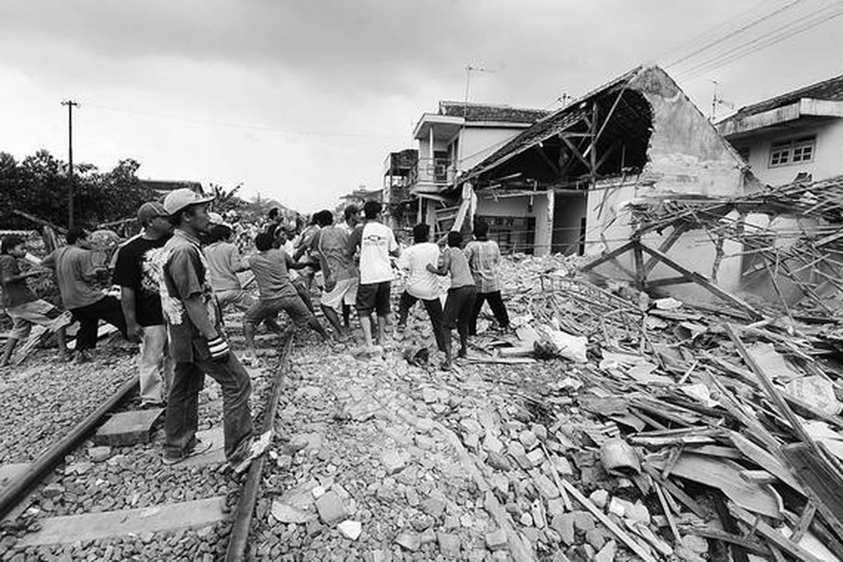 Warga bergotong royong menarik atap rumah milik Jamir yang rusak parah diterjang gerbong KA Gajayana di Kelurahan Ciptomulyo, Kecamatan Sukun, Kota Malang, Jawa Timur, Rabu (5/1). 