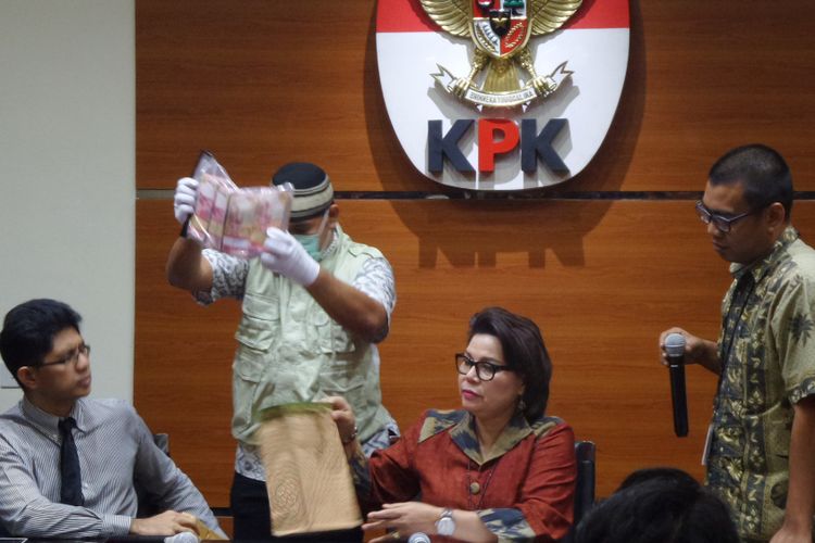 Pimpinan Komisi Pemberantasan Korupsi (KPK) Laode M Syarif dan Basaria Panjaitan menggelar konferensi pers terkait operasi tangkap tangan pejabat Pemprov Jawa Timur di Gedung KPK Jakarta, Selasa (6/6/2017).