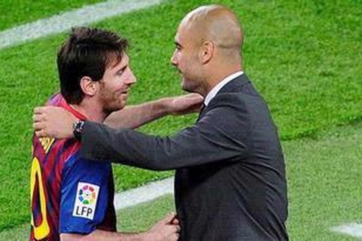 Striker Barcelona asal Argentina, Lionel Messi (kiri), dan pelatihnya, Josep Guardiola, saling memberi selamat setelah Messi mencetak gol ke gawang Espanyol dalam pekan ke-37 Liga BBVA di Camp Nou, Sabtu (5/5/2012). Barca menang 4-0.