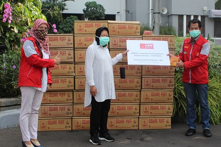 Walikota Surabaya Tri Rismaharini menerima bantuan biskuit 700 pak yang dikirim per minggu selama 3 bulan.