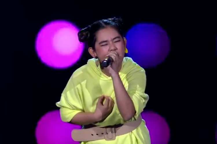 Ziva Magnolya saat menyanyikan lagu Unware dari Allen Stone, Senin (4/11/2019). (Sumber: Bidikan layar dari channel YouTube Indonesian Idol X).