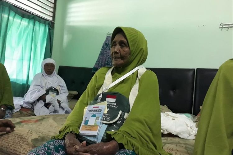Nenek Tiwa, jamaah haji tertua dari Embarkasi Surabaya