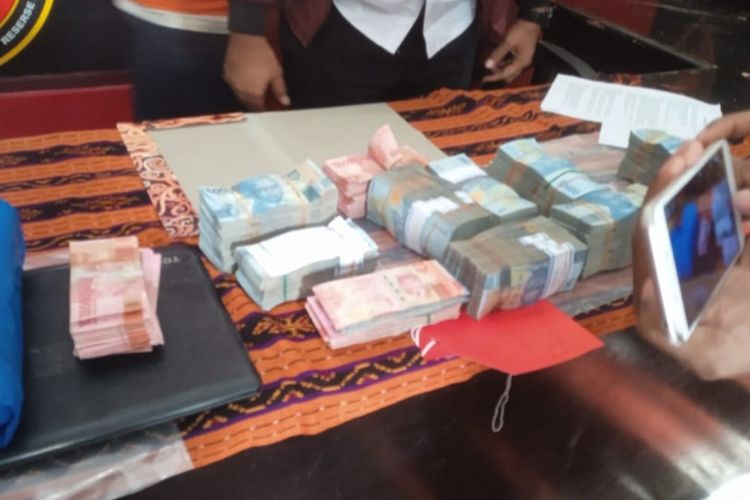 Foto: Uang tunai senilai ratusan juta yang disita dari tersangka DW mantan SMK Negeri 1 Ende di Kabupaten Ende, Nusa Tenggara Timur (NTT).