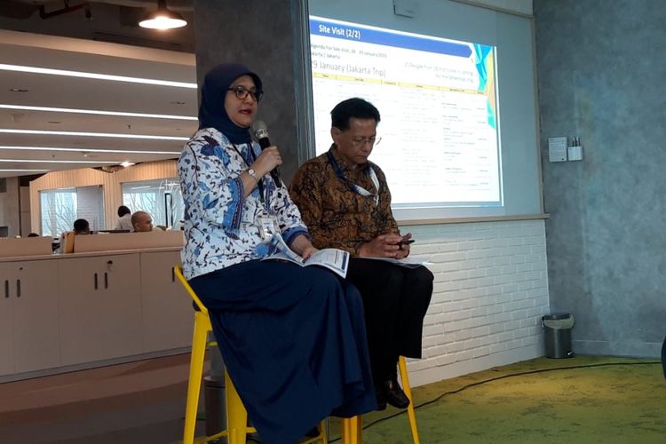 Head of Mandiri Institute Moekti Soejacmoen dan Deputi Head of Equity Research Mandiri Sekuritas Tjandra Lienandjaja ketika memberikan press briefing mengenai pelaksanaan Mandiri Investment Forum 2019 di Jakarta, Senin (21/1/2019).