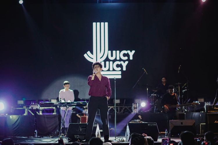 Juicy Luicy yang terdiri dari Julian Kaisar, Denis Ligia, Dwi Nugroho, dan Bina Bagja tampil dalam sebuah acara festival.