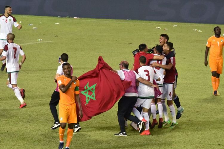 Para pemain Maroko merayakan keberhasilan lolos ke putaran final Piala Dunia 2018 setelah menang atas Pantai Gading, Sabtu (11/11/2017). 