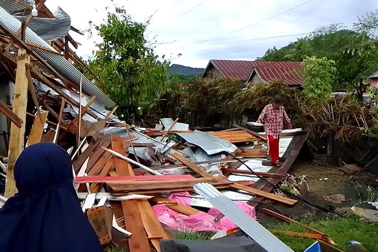 Angin puting beliung rusak rumah warga di Desa Lengkong, Kecamatan Bua, Kabupaten Luwu, Sulawesi Selatan, Rabu (22/6/2022) dini hari.