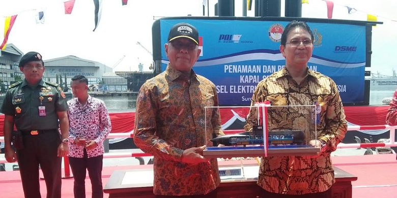 Menteri Pertahanan (Menhan) Ryamizard Ryacudu (memakai topi) meluncurkan Kapal Selam Alugoro-405 di Surabaya, Kamis (11/4/2019). 