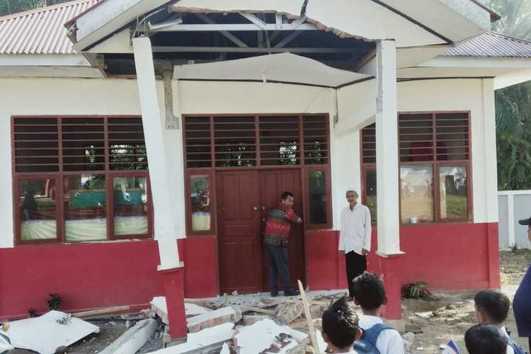 Sebuah sekolah rusak akibat gempa yang melanda Pasaman Barat, Jumat (25/2/2022)