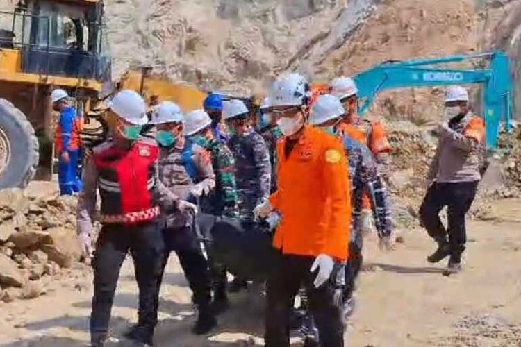 Sejumlah petugas gabungan membawa jasad korban yang baru ditemukan di area longsor gunung kuda Kabupaten Cirebon Jawa Barat pada Senin (2/5/2025) siang. Jasad yang terakhir ditemukan ini cukup sulit diidentifikasi oleh petugas karna sudah mulai rusak