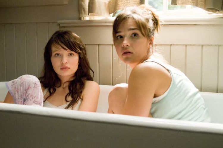 Emily Browning dan Arielle Kebbel dalam film horor The Uninvited (2009).