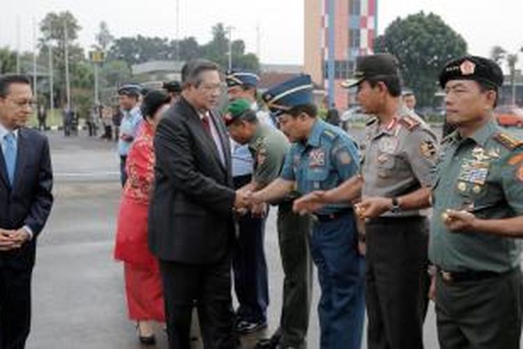 Presiden SBY dan Ibu Ani bertolak ke Fiji dari Bandara Halim PK, Jakarta, dengan dilepas para Kepala Staf Angkatan TNI, Kapolri, dan Panglima TNI, Selasa (17/6) pagi.