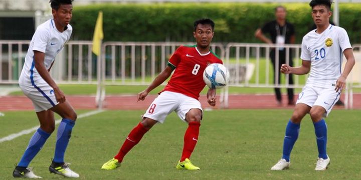 Gelandang Indonesia, M Hargianto, berusaha mengontro bola dalam pertandingan pertama Grup H Kualifikasi Piala Asia U-23 melawan Malaysia, Rabu (19/7/2017). 