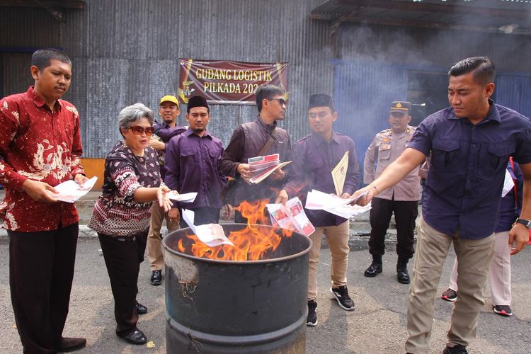KPU Kota Pasuruan memusnahkan surat suara sisa yang tidak digunakan di gudang logistik guna memastikan penggunaan surat suara sesuai regulasi, Selasa (26/11/2024).