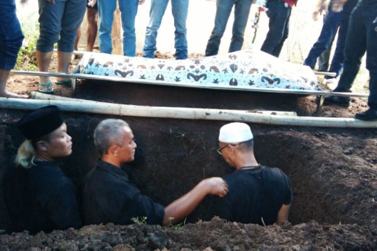 Sule beserta kerabatnya saat hendak menguburkan sang Ayah, Dodo Mulyana (69) di pemakaman keluarga, Gang Samir, Jalan Kamarung, Kelurahan Citereup, Kecamatan Cimahi Utara, Jawa Barat, Rabu (11/10/2017)  