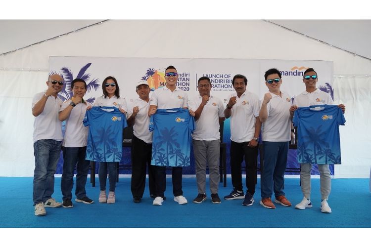 Kadis Pariwisata Bintan Wan Rudi, GM Bintan Resort Abdul Wahab, GM Operasional Bintan Resort Prakash Nair, beserta atlet lari Jauhari Johan, Arthur Tong, dan Elaine Young memperkenalkan jersey di acara Launching Mandiri Bintan Marathon 2020 