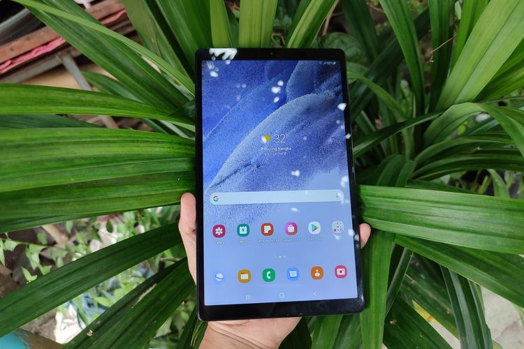 Samsung Galaxy Tab A7 Lite sudah menjalankan sistem operasi Android 11 dan dilapisi antarmuka OneUI 3.1. Tablet ini juga dibekali dengan fitur Face Recognition, Samsung Kids, dan Samsung Knox.