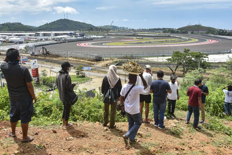 Sejumlah warga menonton sesi tes pramusim MotoGP 2022 dari atas bukit sekitar Pertamina Mandalika International Street Circuit di KEK Mandalika, Desa Kuta, Kecamatan Pujut, Praya, Lombok Tengah, NTB, Sabtu (12/2/2022). Warga antusias menyaksikan tes pramusim MotoGP 2022 yang diikuti 24 pembalap di sirkuit yang memiliki panjang 4,32 km dengan 17 tikungan itu.