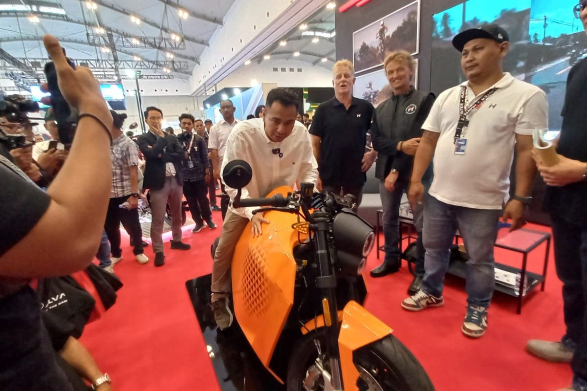 Raffi Ahmad beli motor listrik Hunter Davinci seharga Rp 750 juta di Indonesia Motorcycle Show (IMOS) 2024