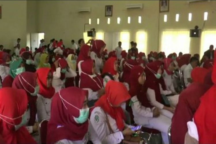 Setelah belasan tahun menbadi sebagai perawat di sejumlah puskesmas dan rumah sakit di Polewali Mandar, Sulawesi Barat, para perawat dari 16 kecamatan mengadu ke DPRD dan Bupati.